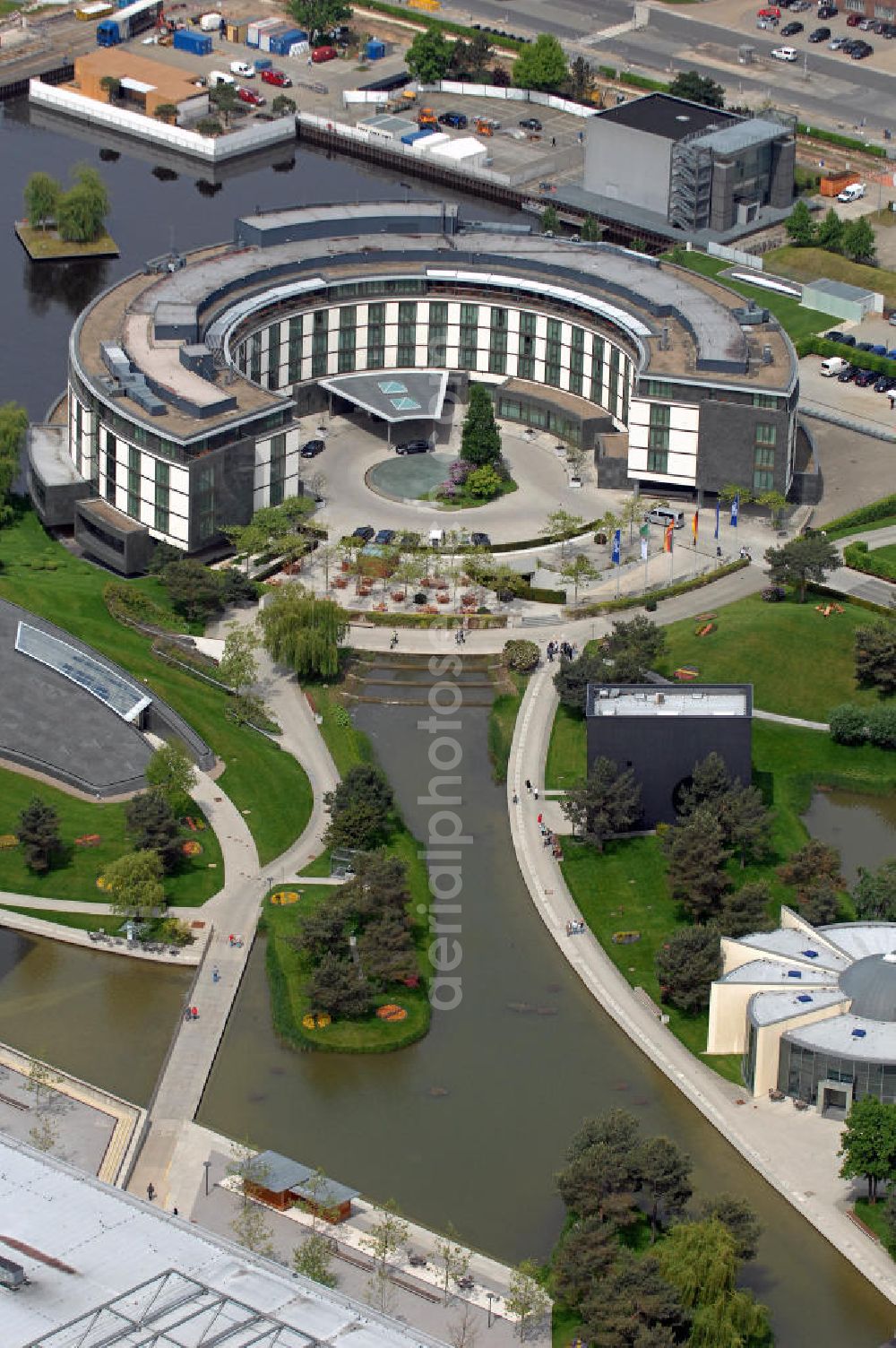 Wolfsburg from above - Der Erlebnispark Autostadt der Volkswagen AG neben dem Volkswagenwerk mit dem Rundbau des Ritz-Carlton-Hotels und dem Automuseum. The theme park Autostadt of the Volkswagen AG near the Volkswagen plant with Ritz-Carlton hotel and car museum.