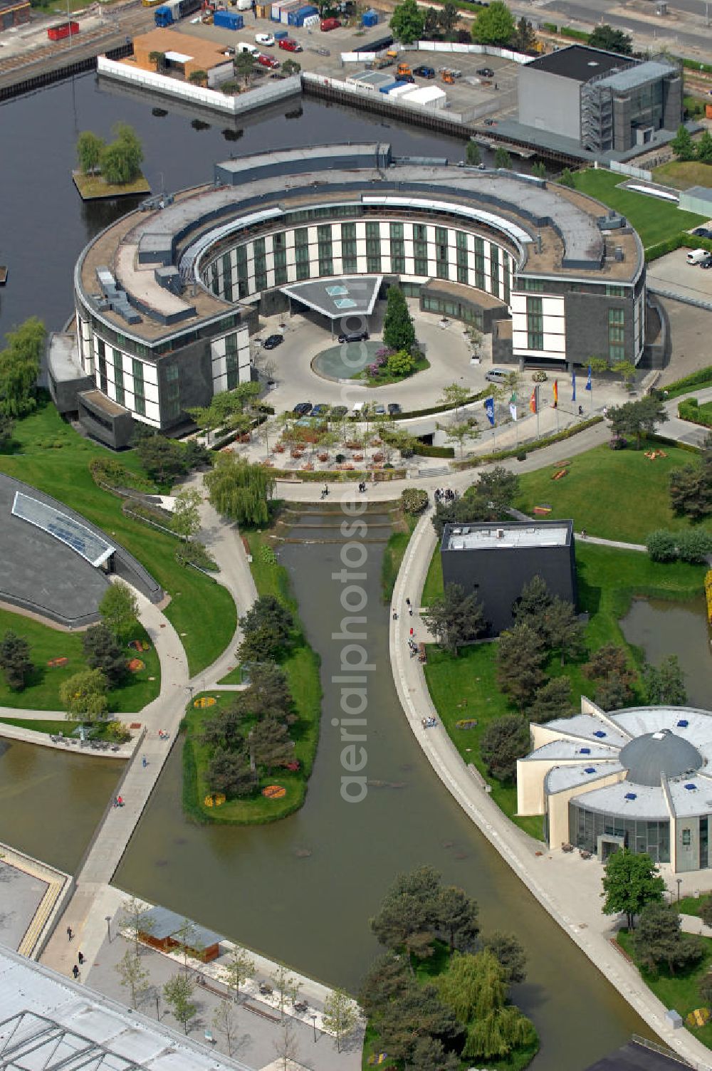 Wolfsburg from the bird's eye view: Der Erlebnispark Autostadt der Volkswagen AG neben dem Volkswagenwerk mit dem Rundbau des Ritz-Carlton-Hotels und dem Automuseum. The theme park Autostadt of the Volkswagen AG near the Volkswagen plant with Ritz-Carlton hotel and car museum.