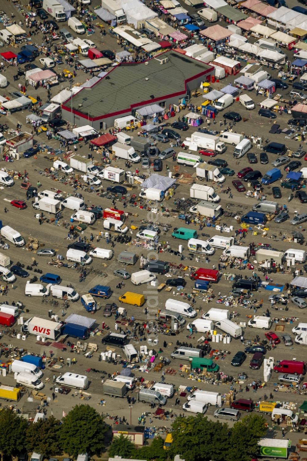 Essen from above - Auto parts market, flea market and drive-in area in Essen in North Rhine-Westphalia