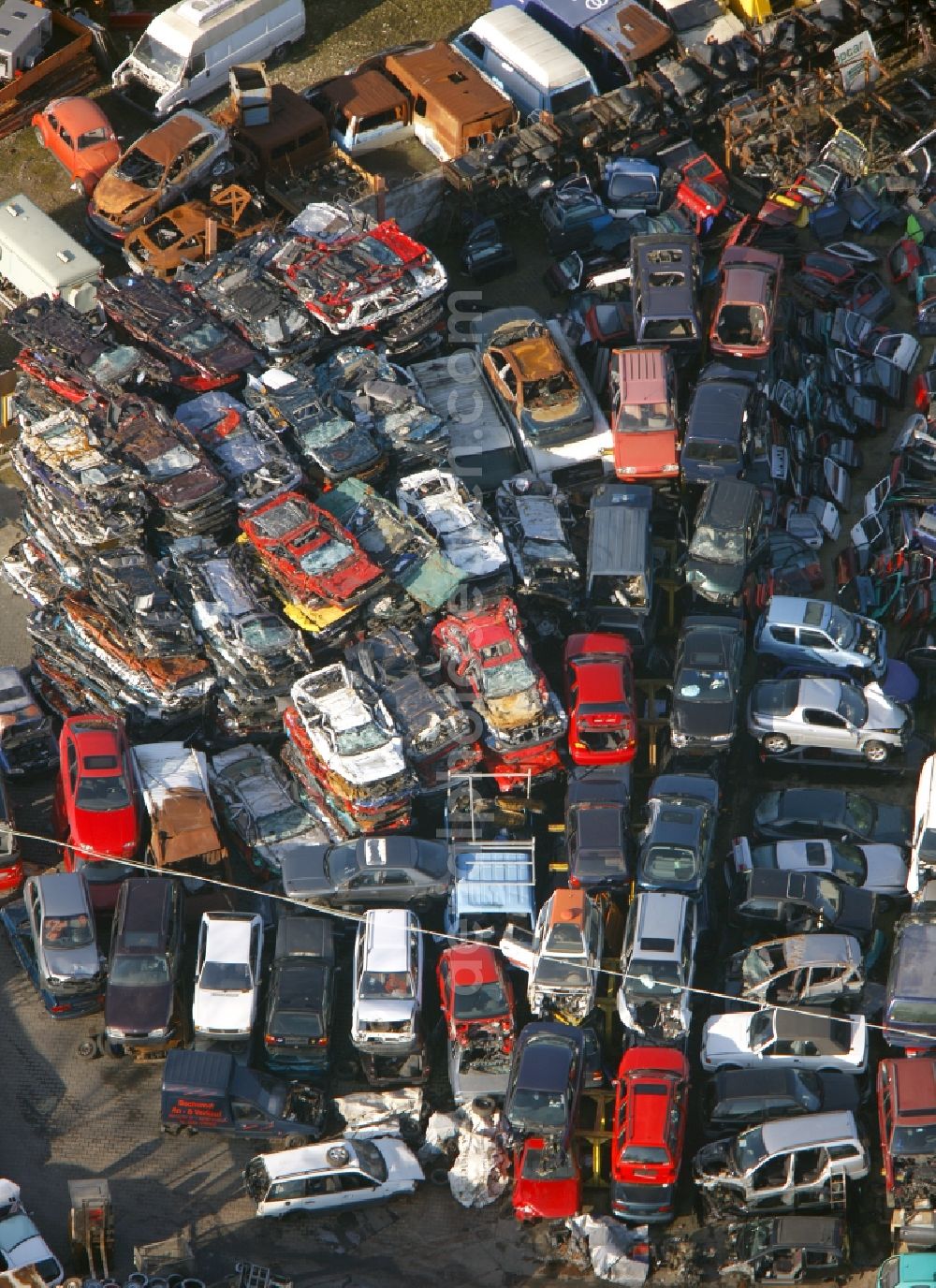 Bochum from the bird's eye view: Car recovery and car scrapping in the industrial area Carolinenglück Hordel in Bochum in North Rhine-Westphalia