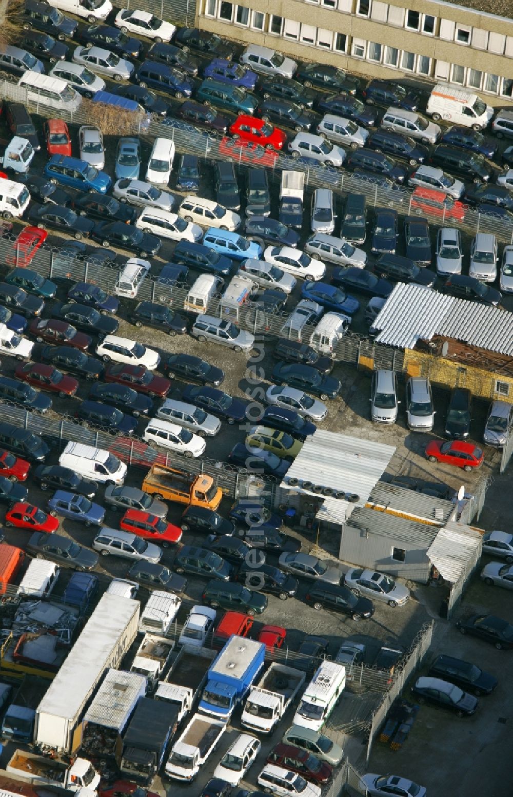 Aerial photograph Bochum - Car recovery and car scrapping in the industrial area Carolinenglück Hordel in Bochum in North Rhine-Westphalia