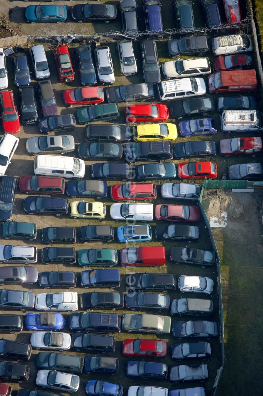 Bochum from above - Car recovery and car scrapping in the industrial area Carolinenglück Hordel in Bochum in North Rhine-Westphalia