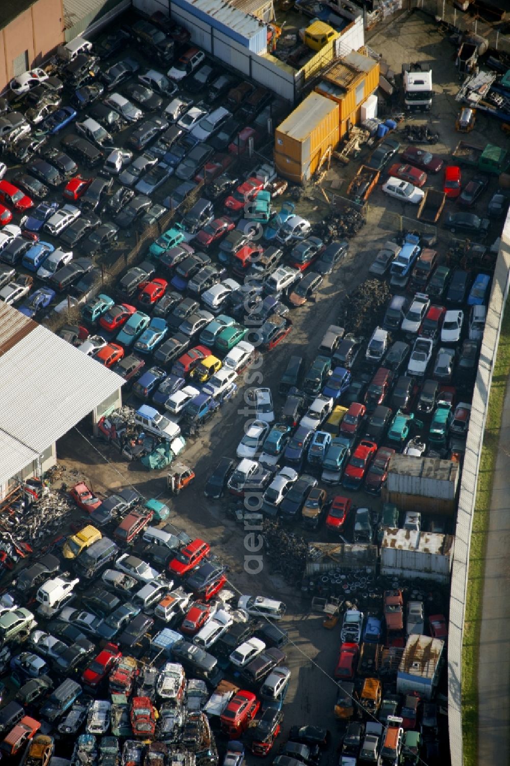 Bochum from the bird's eye view: Car recovery and car scrapping in the industrial area Carolinenglück Hordel in Bochum in North Rhine-Westphalia