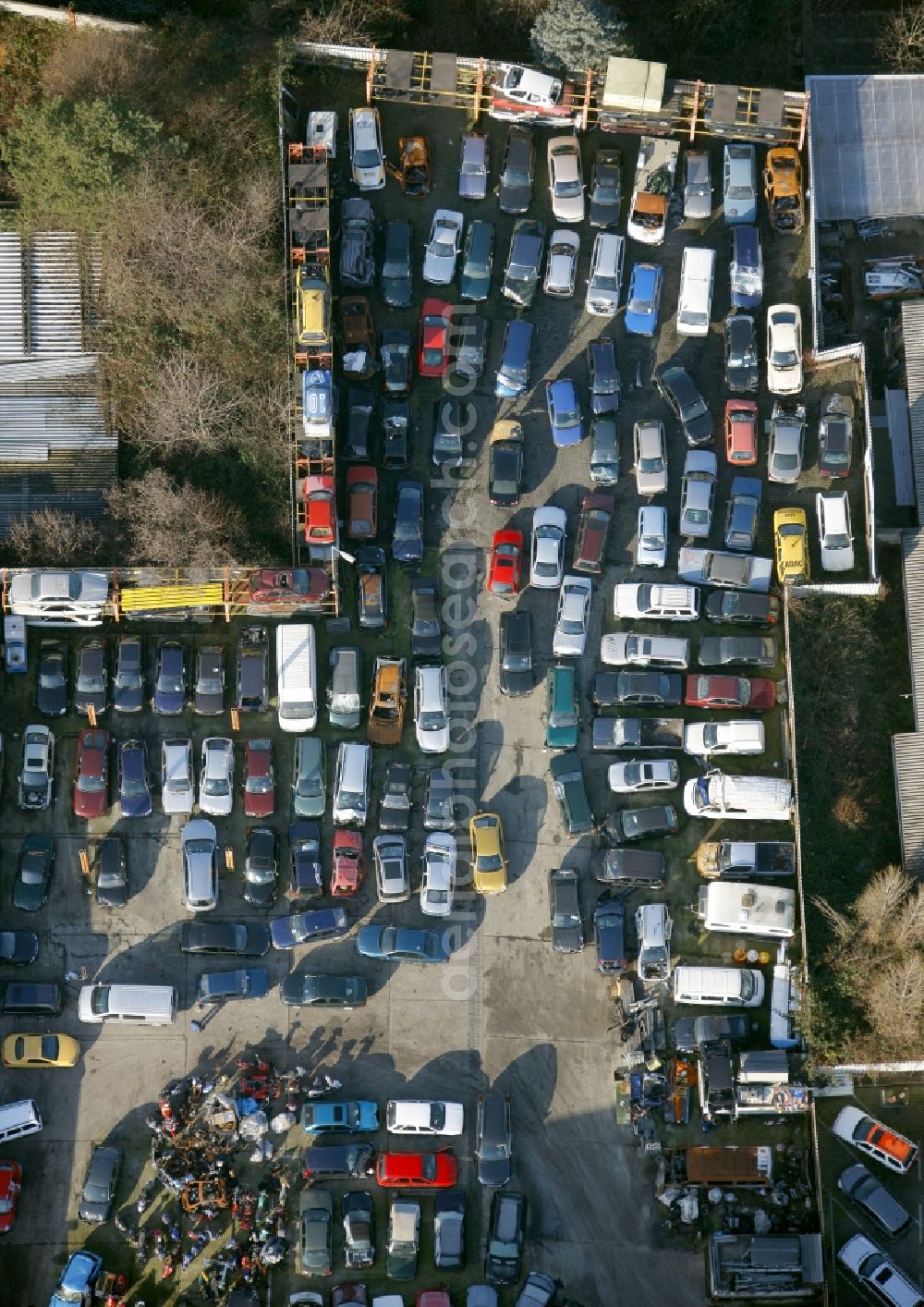 Bochum from the bird's eye view: Car recovery and car scrapping in the industrial area Carolinenglück Hordel in Bochum in North Rhine-Westphalia