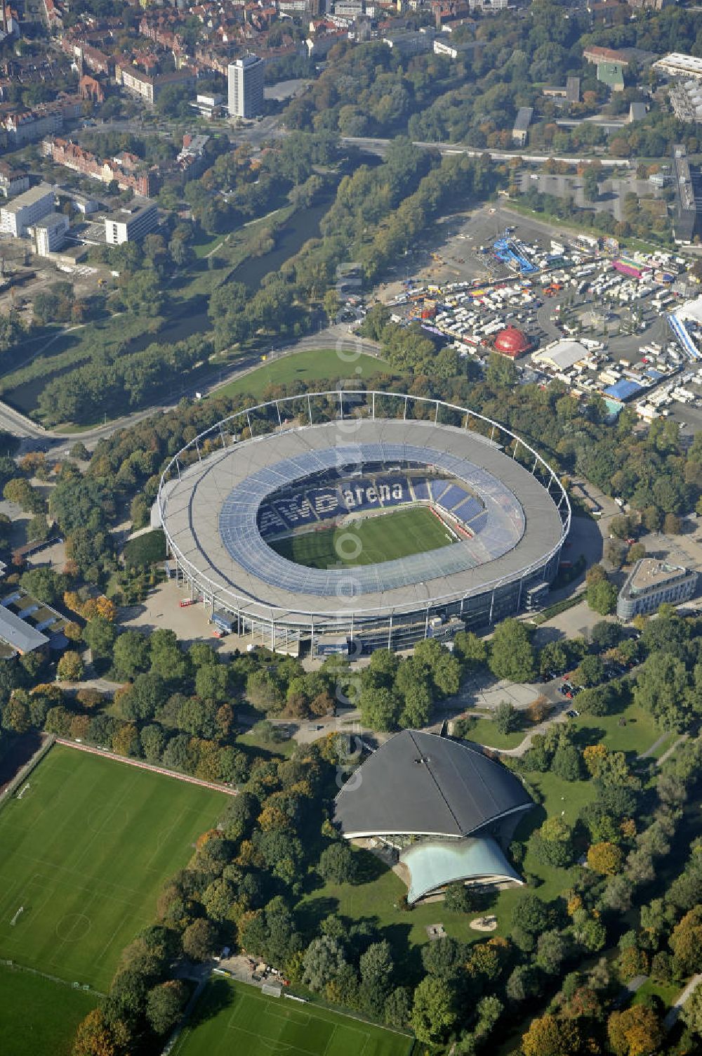 Aerial photograph Hannover - Die AWD-Arena ( früher Niedersachsenstadion ) im Stadtteil Calenberger Neustadt. Das Stadion bietet Platz für 49.000 Zuschauer und ist die Heimspielstätte des Fußballklubs Hannover 96. The AWD-Arena (formerly Niedersachsenstadion) in the district Calenberger Neustadt.