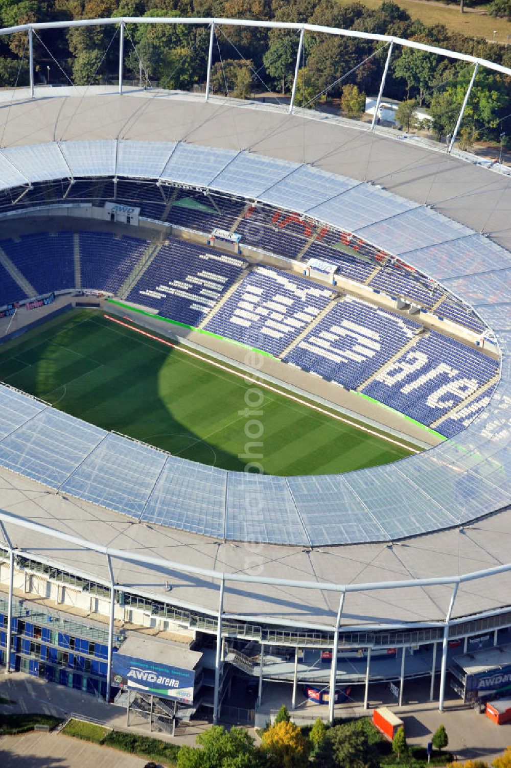 Hannover from above - Die AWD-Arena, früher Niedersachsenstadion, im Stadtteil Calenberger Neustadt. Das Stadion bietet Platz für 49.000 Zuschauer und ist die Heimspielstätte des Fußballklubs Hannover 96. The AWD-Arena, formerly Niedersachsenstadion, in the district Calenberger Neustadt.