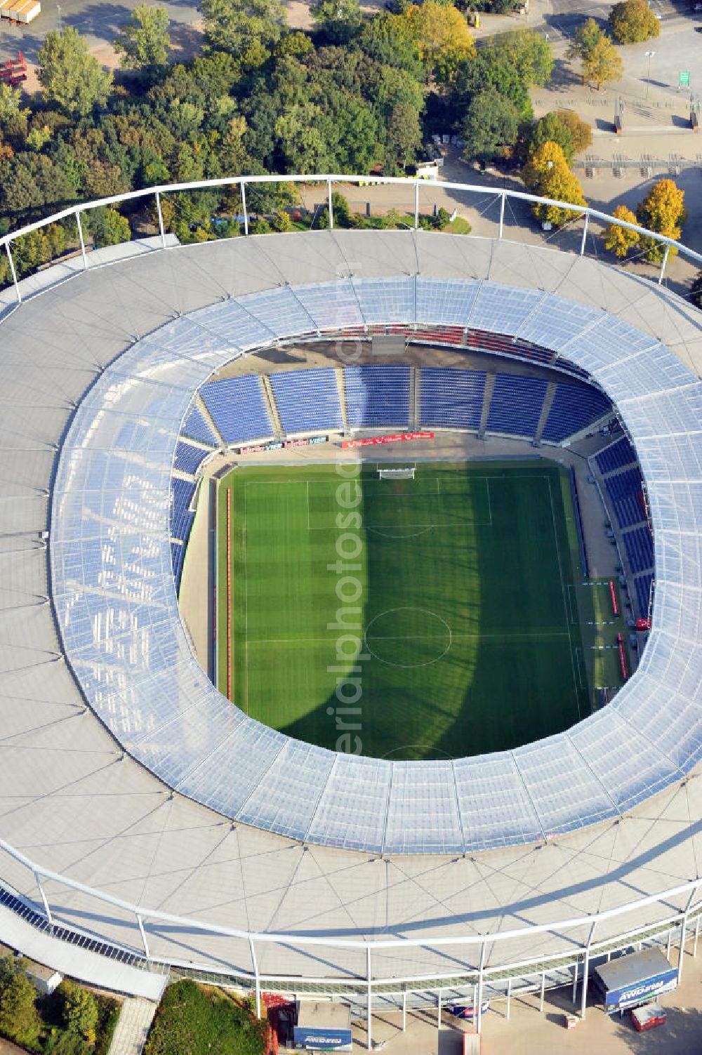 Hannover from above - Die AWD-Arena, früher Niedersachsenstadion, im Stadtteil Calenberger Neustadt. Das Stadion bietet Platz für 49.000 Zuschauer und ist die Heimspielstätte des Fußballklubs Hannover 96. The AWD-Arena, formerly Niedersachsenstadion, in the district Calenberger Neustadt.