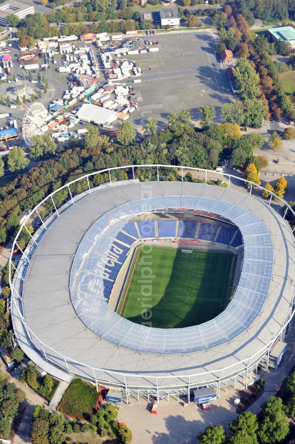 Aerial image Hannover - Die AWD-Arena, früher Niedersachsenstadion, im Stadtteil Calenberger Neustadt. Das Stadion bietet Platz für 49.000 Zuschauer und ist die Heimspielstätte des Fußballklubs Hannover 96. The AWD-Arena, formerly Niedersachsenstadion, in the district Calenberger Neustadt.