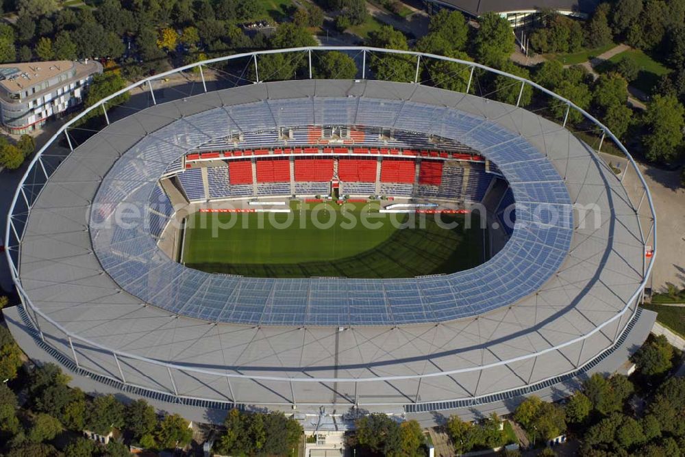 Hannover from above - Blick auf die AWD-Arena Hannover. Das Stadion hat eine Kapazität von 50000 Plätzen. Hannover 96 Arena GmbH & Co. KG.Arthur-Menge-Ufer 5,30169 Hannover , Frau A. Marschner,Telefon: 05 11/ 96 900 - 450,E-Mail: amarschner@hannover96.de