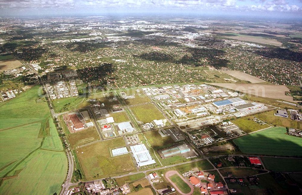 Hoppegarten / BRB from the bird's eye view: Gewerbegebiet Hoppegarten bei Berlin an der B1 / 31.08.2002 AWF GmbH Lindenallee 14 15366 Dahlwitz - Hoppegarten Tel: 3342 300 839 südlich der B1.