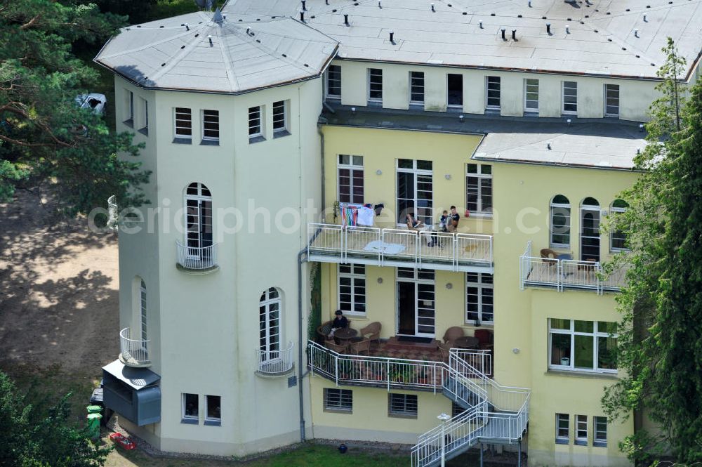 Dambeck from the bird's eye view: Blick auf den AWO SANO Familienferienpark in Dambeck am Müritz-Nationalpark. Anschrift: Dambeck 2 in 17237 Kratzeburg - Dambeck. View of the AWO SANO family holiday park in Dambeck.