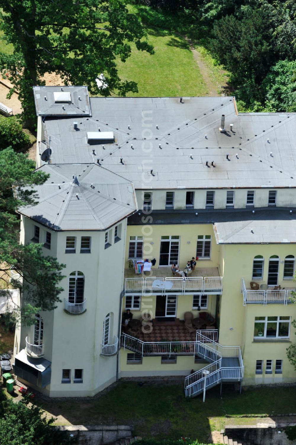 Dambeck from the bird's eye view: Blick auf den AWO SANO Familienferienpark in Dambeck am Müritz-Nationalpark. Anschrift: Dambeck 2 in 17237 Kratzeburg - Dambeck. View of the AWO SANO family holiday park in Dambeck.