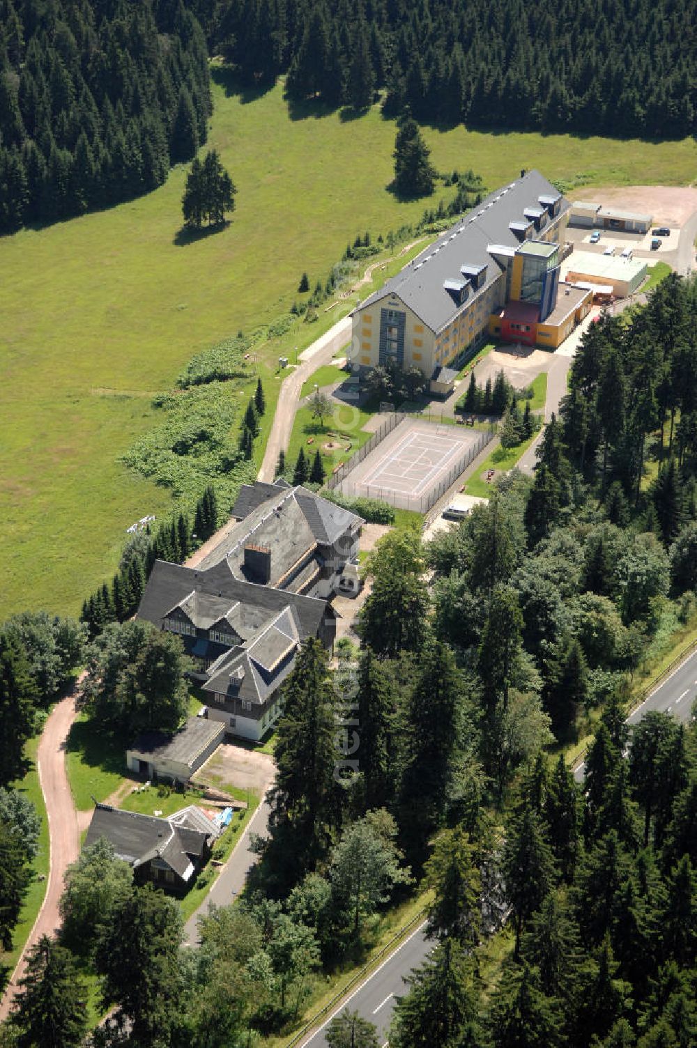 Oberhof from above - Blick auf das Ferienzentrum Oberhof / Rennsteig, ein Haus der AWO Sano Thüringen gGmbH. Das Haus besitzt 66 Zimmer sowie Tagungs- und Veranstaltungsräume. Es ist ca. 10 km von Oberhof entfernt und liegt am Waldrand des Rennsteiggebietes. Oberhof ist als deutsches Wintersportzentrum bekannt. Besonders populär sind hier die Sportarten Biathlon, Rennrodeln bzw. Bobsport, Skilanglauf und die Nordische Kombination. Die Stadt lebt vom Tourismus. Kontakt AWO SANO Ferienzentrum Oberhof / Rennsteig: info@awosano.de