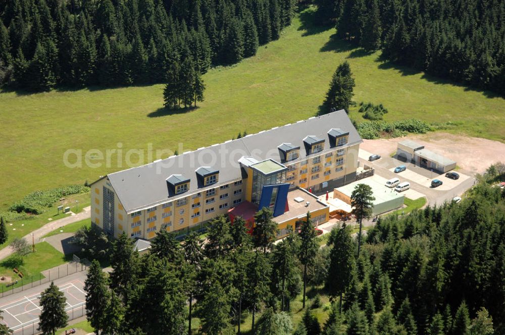 Oberhof from the bird's eye view: Blick auf das Ferienzentrum Oberhof / Rennsteig, ein Haus der AWO Sano Thüringen gGmbH. Das Haus besitzt 66 Zimmer sowie Tagungs- und Veranstaltungsräume. Es ist ca. 10 km von Oberhof entfernt und liegt am Waldrand des Rennsteiggebietes. Oberhof ist als deutsches Wintersportzentrum bekannt. Besonders populär sind hier die Sportarten Biathlon, Rennrodeln bzw. Bobsport, Skilanglauf und die Nordische Kombination. Die Stadt lebt vom Tourismus. Kontakt AWO SANO Ferienzentrum Oberhof / Rennsteig: info@awosano.de