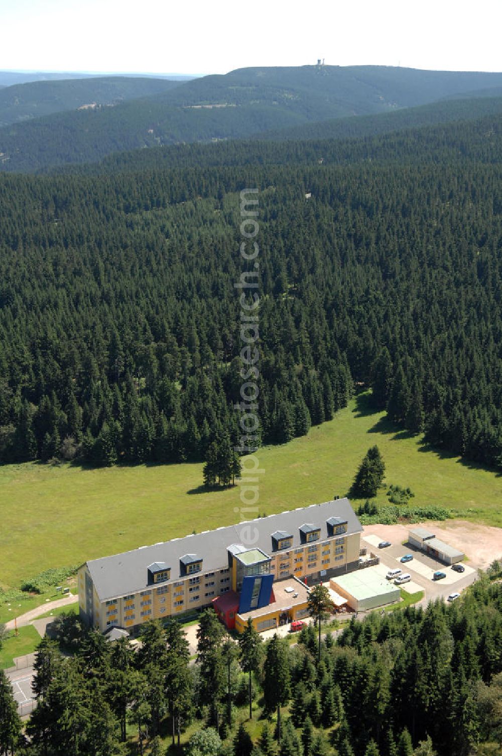 Aerial image Oberhof - Blick auf das Ferienzentrum Oberhof / Rennsteig, ein Haus der AWO Sano Thüringen gGmbH. Das Haus besitzt 66 Zimmer sowie Tagungs- und Veranstaltungsräume. Es ist ca. 10 km von Oberhof entfernt und liegt am Waldrand des Rennsteiggebietes. Oberhof ist als deutsches Wintersportzentrum bekannt. Besonders populär sind hier die Sportarten Biathlon, Rennrodeln bzw. Bobsport, Skilanglauf und die Nordische Kombination. Die Stadt lebt vom Tourismus. Kontakt AWO SANO Ferienzentrum Oberhof / Rennsteig: info@awosano.de