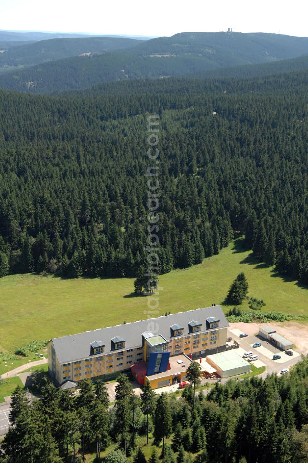 Aerial photograph Oberhof - Blick auf das Ferienzentrum Oberhof / Rennsteig, ein Haus der AWO Sano Thüringen gGmbH. Das Haus besitzt 66 Zimmer sowie Tagungs- und Veranstaltungsräume. Es ist ca. 10 km von Oberhof entfernt und liegt am Waldrand des Rennsteiggebietes. Oberhof ist als deutsches Wintersportzentrum bekannt. Besonders populär sind hier die Sportarten Biathlon, Rennrodeln bzw. Bobsport, Skilanglauf und die Nordische Kombination. Die Stadt lebt vom Tourismus. Kontakt AWO SANO Ferienzentrum Oberhof / Rennsteig: info@awosano.de