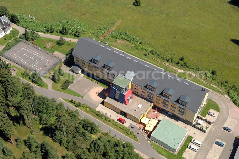 Oberhof from above - Blick auf das Ferienzentrum Oberhof / Rennsteig, ein Haus der AWO Sano Thüringen gGmbH. Das Haus besitzt 66 Zimmer sowie Tagungs- und Veranstaltungsräume. Es ist ca. 10 km von Oberhof entfernt und liegt am Waldrand des Rennsteiggebietes. Oberhof ist als deutsches Wintersportzentrum bekannt. Besonders populär sind hier die Sportarten Biathlon, Rennrodeln bzw. Bobsport, Skilanglauf und die Nordische Kombination. Die Stadt lebt vom Tourismus. Kontakt AWO SANO Ferienzentrum Oberhof / Rennsteig: info@awosano.de