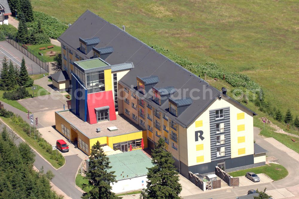 Aerial image Oberhof - Blick auf das Ferienzentrum Oberhof / Rennsteig, ein Haus der AWO Sano Thüringen gGmbH. Das Haus besitzt 66 Zimmer sowie Tagungs- und Veranstaltungsräume. Es ist ca. 10 km von Oberhof entfernt und liegt am Waldrand des Rennsteiggebietes. Oberhof ist als deutsches Wintersportzentrum bekannt. Besonders populär sind hier die Sportarten Biathlon, Rennrodeln bzw. Bobsport, Skilanglauf und die Nordische Kombination. Die Stadt lebt vom Tourismus. Kontakt AWO SANO Ferienzentrum Oberhof / Rennsteig: info@awosano.de