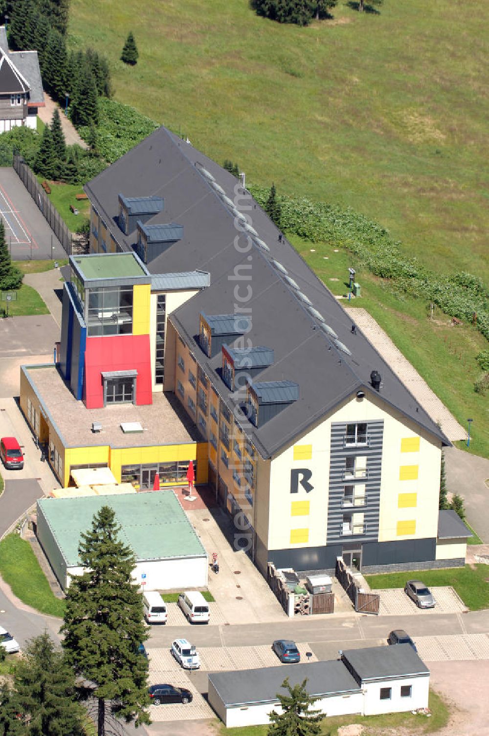 Aerial photograph Oberhof - Blick auf das Ferienzentrum Oberhof / Rennsteig, ein Haus der AWO Sano Thüringen gGmbH. Das Haus besitzt 66 Zimmer sowie Tagungs- und Veranstaltungsräume. Es ist ca. 10 km von Oberhof entfernt und liegt am Waldrand des Rennsteiggebietes. Oberhof ist als deutsches Wintersportzentrum bekannt. Besonders populär sind hier die Sportarten Biathlon, Rennrodeln bzw. Bobsport, Skilanglauf und die Nordische Kombination. Die Stadt lebt vom Tourismus. Kontakt AWO SANO Ferienzentrum Oberhof / Rennsteig: info@awosano.de