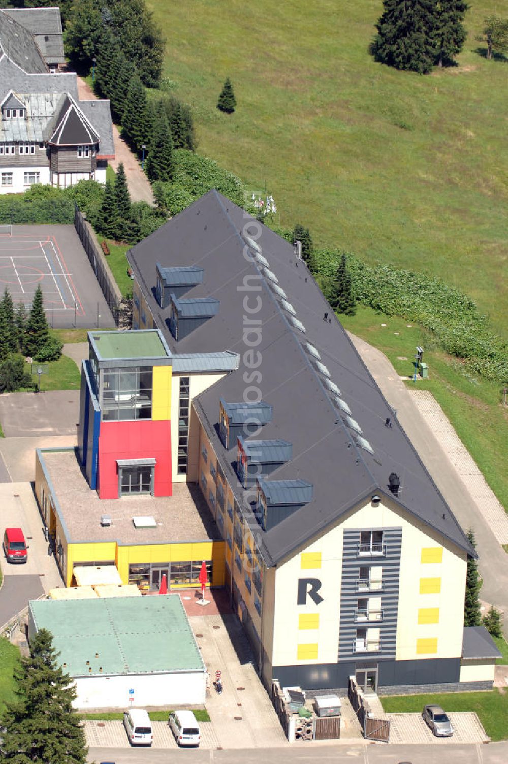 Oberhof from above - Blick auf das Ferienzentrum Oberhof / Rennsteig, ein Haus der AWO Sano Thüringen gGmbH. Das Haus besitzt 66 Zimmer sowie Tagungs- und Veranstaltungsräume. Es ist ca. 10 km von Oberhof entfernt und liegt am Waldrand des Rennsteiggebietes. Oberhof ist als deutsches Wintersportzentrum bekannt. Besonders populär sind hier die Sportarten Biathlon, Rennrodeln bzw. Bobsport, Skilanglauf und die Nordische Kombination. Die Stadt lebt vom Tourismus. Kontakt AWO SANO Ferienzentrum Oberhof / Rennsteig: info@awosano.de