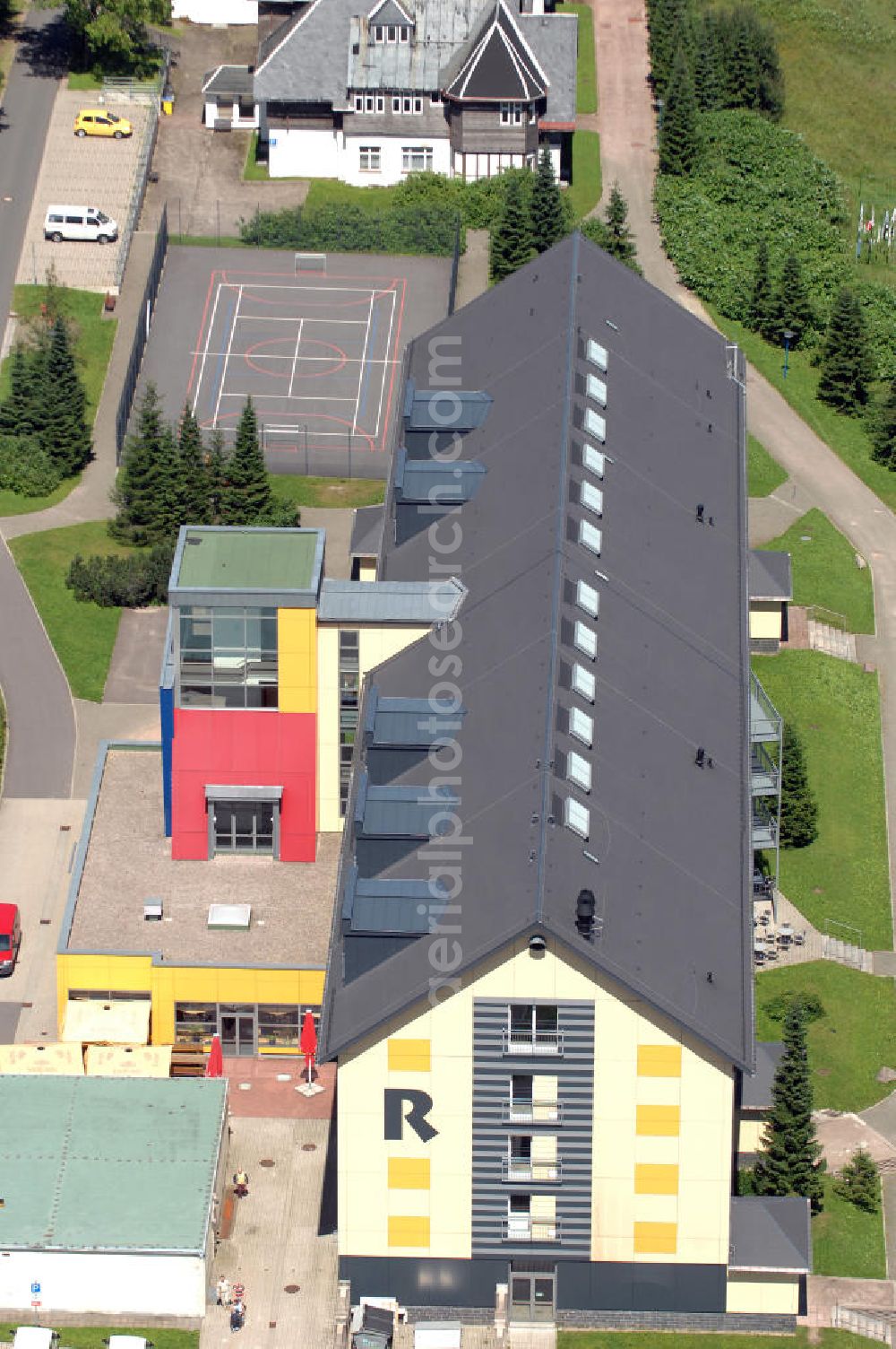 Oberhof from the bird's eye view: Blick auf das Ferienzentrum Oberhof / Rennsteig, ein Haus der AWO Sano Thüringen gGmbH. Das Haus besitzt 66 Zimmer sowie Tagungs- und Veranstaltungsräume. Es ist ca. 10 km von Oberhof entfernt und liegt am Waldrand des Rennsteiggebietes. Oberhof ist als deutsches Wintersportzentrum bekannt. Besonders populär sind hier die Sportarten Biathlon, Rennrodeln bzw. Bobsport, Skilanglauf und die Nordische Kombination. Die Stadt lebt vom Tourismus. Kontakt AWO SANO Ferienzentrum Oberhof / Rennsteig: info@awosano.de