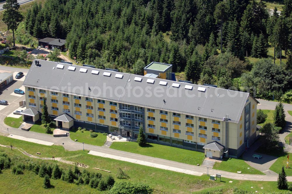 Aerial image Oberhof - Blick auf das Ferienzentrum Oberhof / Rennsteig, ein Haus der AWO Sano Thüringen gGmbH. Das Haus besitzt 66 Zimmer sowie Tagungs- und Veranstaltungsräume. Es ist ca. 10 km von Oberhof entfernt und liegt am Waldrand des Rennsteiggebietes. Oberhof ist als deutsches Wintersportzentrum bekannt. Besonders populär sind hier die Sportarten Biathlon, Rennrodeln bzw. Bobsport, Skilanglauf und die Nordische Kombination. Die Stadt lebt vom Tourismus. Kontakt AWO SANO Ferienzentrum Oberhof / Rennsteig: info@awosano.de