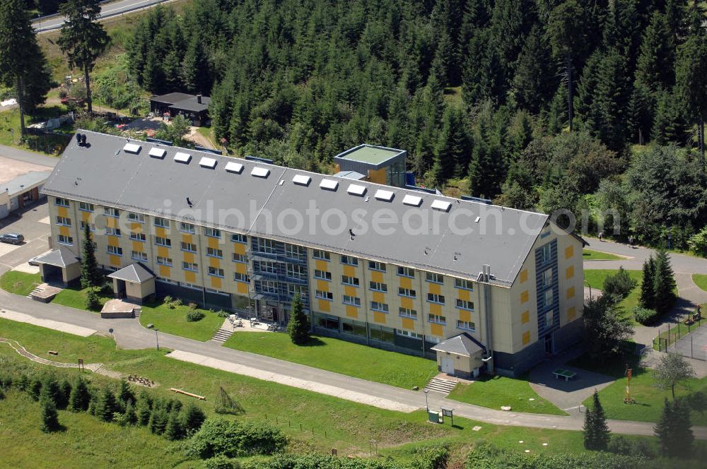 Oberhof from above - Blick auf das Ferienzentrum Oberhof / Rennsteig, ein Haus der AWO Sano Thüringen gGmbH. Das Haus besitzt 66 Zimmer sowie Tagungs- und Veranstaltungsräume. Es ist ca. 10 km von Oberhof entfernt und liegt am Waldrand des Rennsteiggebietes. Oberhof ist als deutsches Wintersportzentrum bekannt. Besonders populär sind hier die Sportarten Biathlon, Rennrodeln bzw. Bobsport, Skilanglauf und die Nordische Kombination. Die Stadt lebt vom Tourismus. Kontakt AWO SANO Ferienzentrum Oberhof / Rennsteig: info@awosano.de