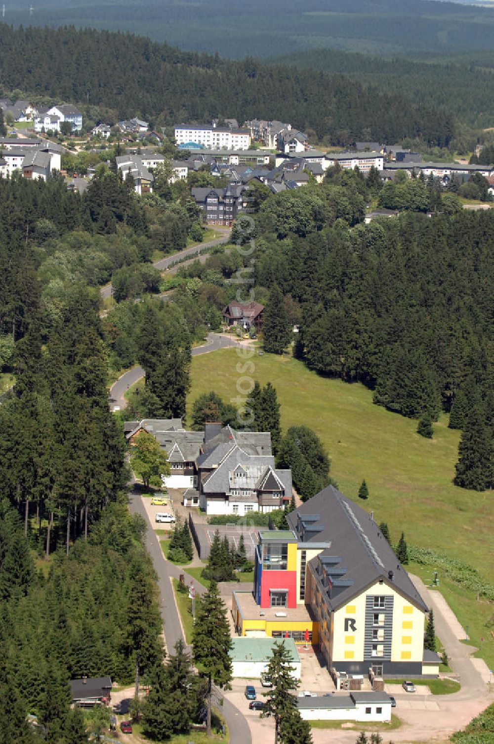 Oberhof from the bird's eye view: Blick auf das Ferienzentrum Oberhof / Rennsteig, ein Haus der AWO Sano Thüringen gGmbH. Das Haus besitzt 66 Zimmer sowie Tagungs- und Veranstaltungsräume. Es ist ca. 10 km von Oberhof entfernt und liegt am Waldrand des Rennsteiggebietes. Oberhof ist als deutsches Wintersportzentrum bekannt. Besonders populär sind hier die Sportarten Biathlon, Rennrodeln bzw. Bobsport, Skilanglauf und die Nordische Kombination. Die Stadt lebt vom Tourismus. Kontakt AWO SANO Ferienzentrum Oberhof / Rennsteig: info@awosano.de