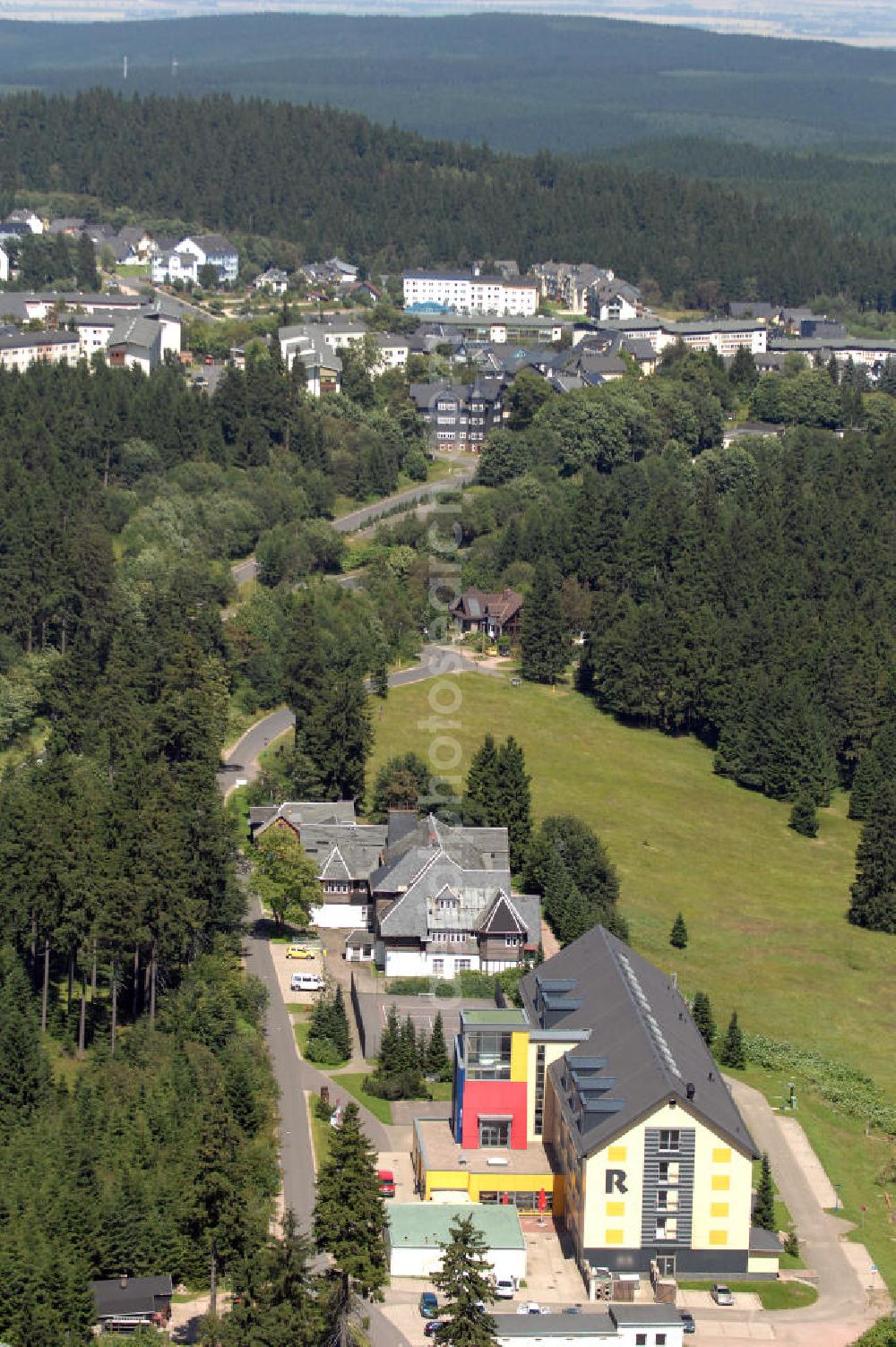 Aerial image Oberhof - Blick auf das Ferienzentrum Oberhof / Rennsteig, ein Haus der AWO Sano Thüringen gGmbH. Das Haus besitzt 66 Zimmer sowie Tagungs- und Veranstaltungsräume. Es ist ca. 10 km von Oberhof entfernt und liegt am Waldrand des Rennsteiggebietes. Oberhof ist als deutsches Wintersportzentrum bekannt. Besonders populär sind hier die Sportarten Biathlon, Rennrodeln bzw. Bobsport, Skilanglauf und die Nordische Kombination. Die Stadt lebt vom Tourismus. Kontakt AWO SANO Ferienzentrum Oberhof / Rennsteig: info@awosano.de