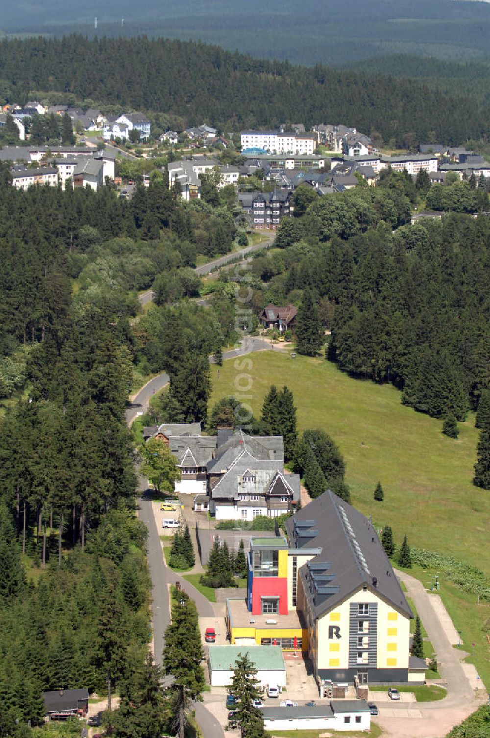 Aerial photograph Oberhof - Blick auf das Ferienzentrum Oberhof / Rennsteig, ein Haus der AWO Sano Thüringen gGmbH. Das Haus besitzt 66 Zimmer sowie Tagungs- und Veranstaltungsräume. Es ist ca. 10 km von Oberhof entfernt und liegt am Waldrand des Rennsteiggebietes. Oberhof ist als deutsches Wintersportzentrum bekannt. Besonders populär sind hier die Sportarten Biathlon, Rennrodeln bzw. Bobsport, Skilanglauf und die Nordische Kombination. Die Stadt lebt vom Tourismus. Kontakt AWO SANO Ferienzentrum Oberhof / Rennsteig: info@awosano.de