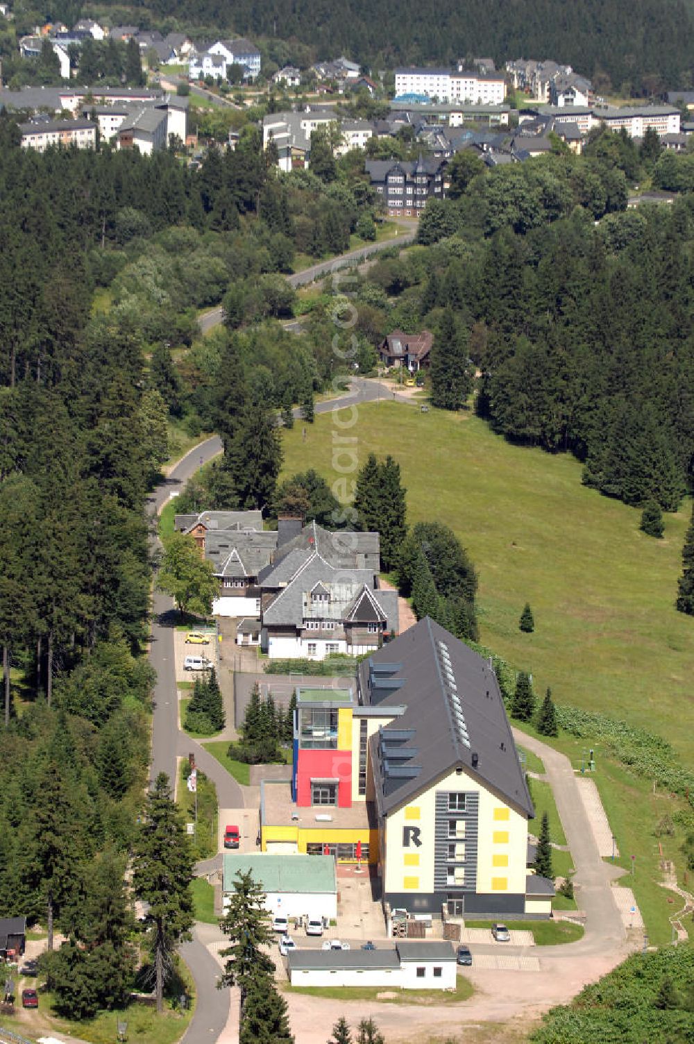 Oberhof from above - Blick auf das Ferienzentrum Oberhof / Rennsteig, ein Haus der AWO Sano Thüringen gGmbH. Das Haus besitzt 66 Zimmer sowie Tagungs- und Veranstaltungsräume. Es ist ca. 10 km von Oberhof entfernt und liegt am Waldrand des Rennsteiggebietes. Oberhof ist als deutsches Wintersportzentrum bekannt. Besonders populär sind hier die Sportarten Biathlon, Rennrodeln bzw. Bobsport, Skilanglauf und die Nordische Kombination. Die Stadt lebt vom Tourismus. Kontakt AWO SANO Ferienzentrum Oberhof / Rennsteig: info@awosano.de