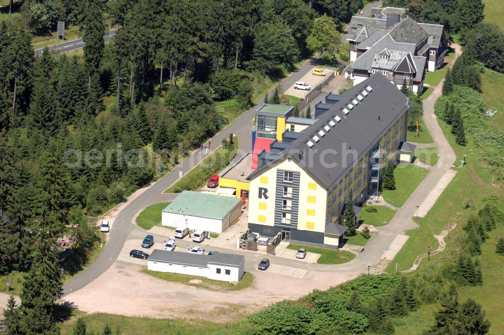 Aerial image Oberhof - Blick auf das Ferienzentrum Oberhof / Rennsteig, ein Haus der AWO Sano Thüringen gGmbH. Das Haus besitzt 66 Zimmer sowie Tagungs- und Veranstaltungsräume. Es ist ca. 10 km von Oberhof entfernt und liegt am Waldrand des Rennsteiggebietes. Oberhof ist als deutsches Wintersportzentrum bekannt. Besonders populär sind hier die Sportarten Biathlon, Rennrodeln bzw. Bobsport, Skilanglauf und die Nordische Kombination. Die Stadt lebt vom Tourismus. Kontakt AWO SANO Ferienzentrum Oberhof / Rennsteig: info@awosano.de