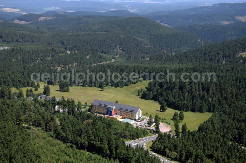 Oberhof from above - Blick auf das Ferienzentrum Oberhof / Rennsteig, ein Haus der AWO Sano Thüringen gGmbH. Das Haus besitzt 66 Zimmer sowie Tagungs- und Veranstaltungsräume. Es ist ca. 10 km von Oberhof entfernt und liegt am Waldrand des Rennsteiggebietes. Oberhof ist als deutsches Wintersportzentrum bekannt. Besonders populär sind hier die Sportarten Biathlon, Rennrodeln bzw. Bobsport, Skilanglauf und die Nordische Kombination. Die Stadt lebt vom Tourismus. Kontakt AWO SANO Ferienzentrum Oberhof / Rennsteig: info@awosano.de