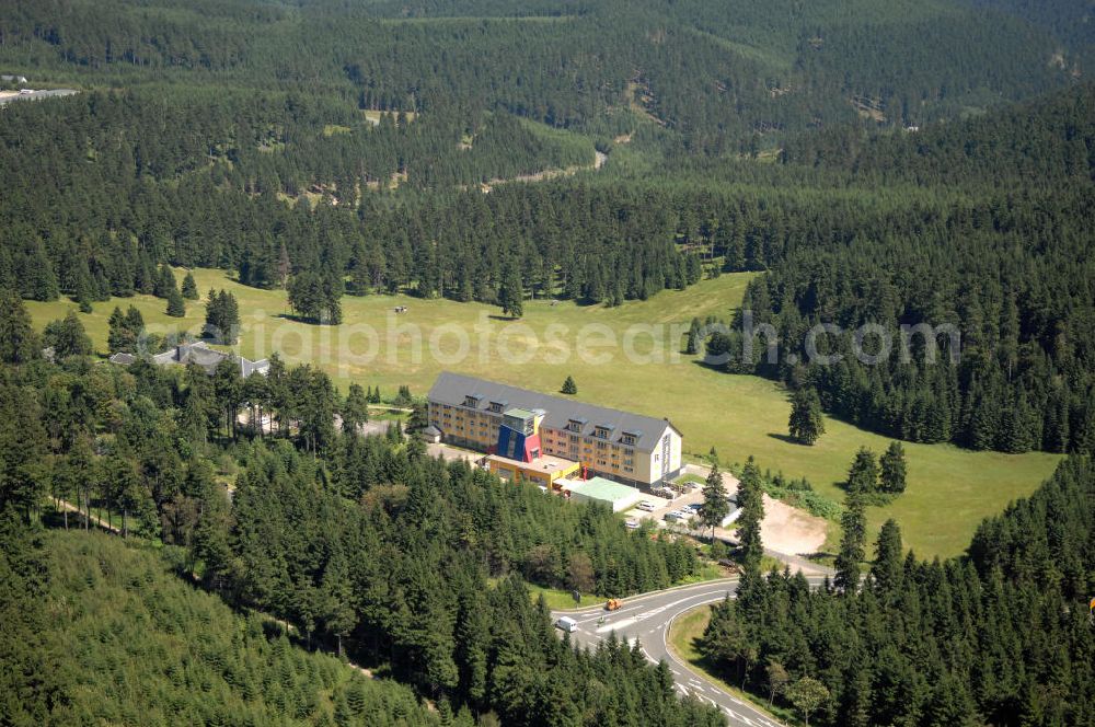 Oberhof from the bird's eye view: Blick auf das Ferienzentrum Oberhof / Rennsteig, ein Haus der AWO Sano Thüringen gGmbH. Das Haus besitzt 66 Zimmer sowie Tagungs- und Veranstaltungsräume. Es ist ca. 10 km von Oberhof entfernt und liegt am Waldrand des Rennsteiggebietes. Oberhof ist als deutsches Wintersportzentrum bekannt. Besonders populär sind hier die Sportarten Biathlon, Rennrodeln bzw. Bobsport, Skilanglauf und die Nordische Kombination. Die Stadt lebt vom Tourismus. Kontakt AWO SANO Ferienzentrum Oberhof / Rennsteig: info@awosano.de