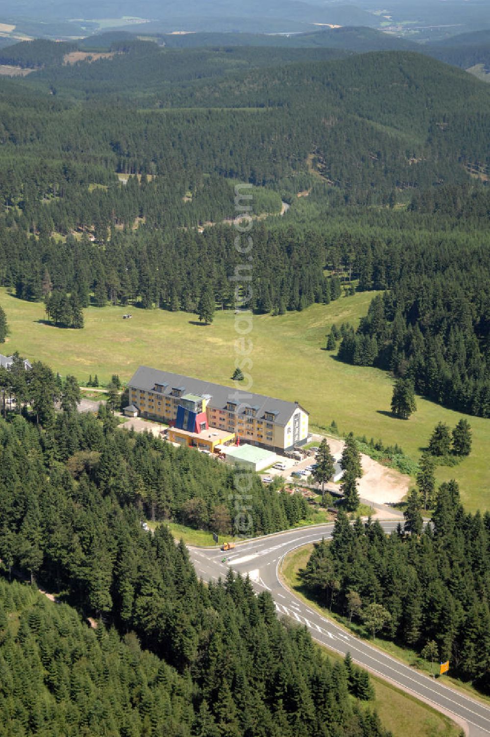 Aerial image Oberhof - Blick auf das Ferienzentrum Oberhof / Rennsteig, ein Haus der AWO Sano Thüringen gGmbH. Das Haus besitzt 66 Zimmer sowie Tagungs- und Veranstaltungsräume. Es ist ca. 10 km von Oberhof entfernt und liegt am Waldrand des Rennsteiggebietes. Oberhof ist als deutsches Wintersportzentrum bekannt. Besonders populär sind hier die Sportarten Biathlon, Rennrodeln bzw. Bobsport, Skilanglauf und die Nordische Kombination. Die Stadt lebt vom Tourismus. Kontakt AWO SANO Ferienzentrum Oberhof / Rennsteig: info@awosano.de