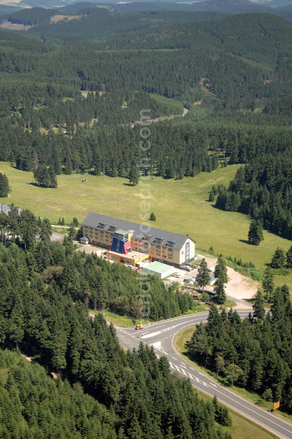 Aerial photograph Oberhof - Blick auf das Ferienzentrum Oberhof / Rennsteig, ein Haus der AWO Sano Thüringen gGmbH. Das Haus besitzt 66 Zimmer sowie Tagungs- und Veranstaltungsräume. Es ist ca. 10 km von Oberhof entfernt und liegt am Waldrand des Rennsteiggebietes. Oberhof ist als deutsches Wintersportzentrum bekannt. Besonders populär sind hier die Sportarten Biathlon, Rennrodeln bzw. Bobsport, Skilanglauf und die Nordische Kombination. Die Stadt lebt vom Tourismus. Kontakt AWO SANO Ferienzentrum Oberhof / Rennsteig: info@awosano.de