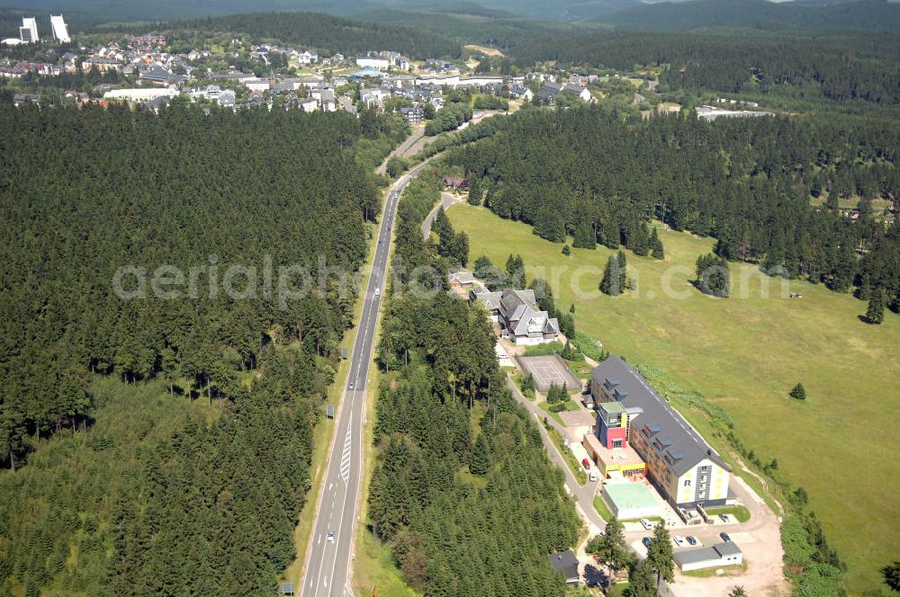 Oberhof from above - Blick auf das Ferienzentrum Oberhof / Rennsteig, ein Haus der AWO Sano Thüringen gGmbH. Das Haus besitzt 66 Zimmer sowie Tagungs- und Veranstaltungsräume. Es ist ca. 10 km von Oberhof entfernt und liegt am Waldrand des Rennsteiggebietes. Oberhof ist als deutsches Wintersportzentrum bekannt. Besonders populär sind hier die Sportarten Biathlon, Rennrodeln bzw. Bobsport, Skilanglauf und die Nordische Kombination. Die Stadt lebt vom Tourismus. Kontakt AWO SANO Ferienzentrum Oberhof / Rennsteig: info@awosano.de