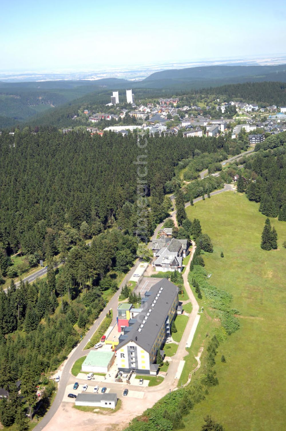 Oberhof from the bird's eye view: Blick auf das Ferienzentrum Oberhof / Rennsteig, ein Haus der AWO Sano Thüringen gGmbH. Das Haus besitzt 66 Zimmer sowie Tagungs- und Veranstaltungsräume. Es ist ca. 10 km von Oberhof entfernt und liegt am Waldrand des Rennsteiggebietes. Oberhof ist als deutsches Wintersportzentrum bekannt. Besonders populär sind hier die Sportarten Biathlon, Rennrodeln bzw. Bobsport, Skilanglauf und die Nordische Kombination. Die Stadt lebt vom Tourismus. Kontakt AWO SANO Ferienzentrum Oberhof / Rennsteig: info@awosano.de