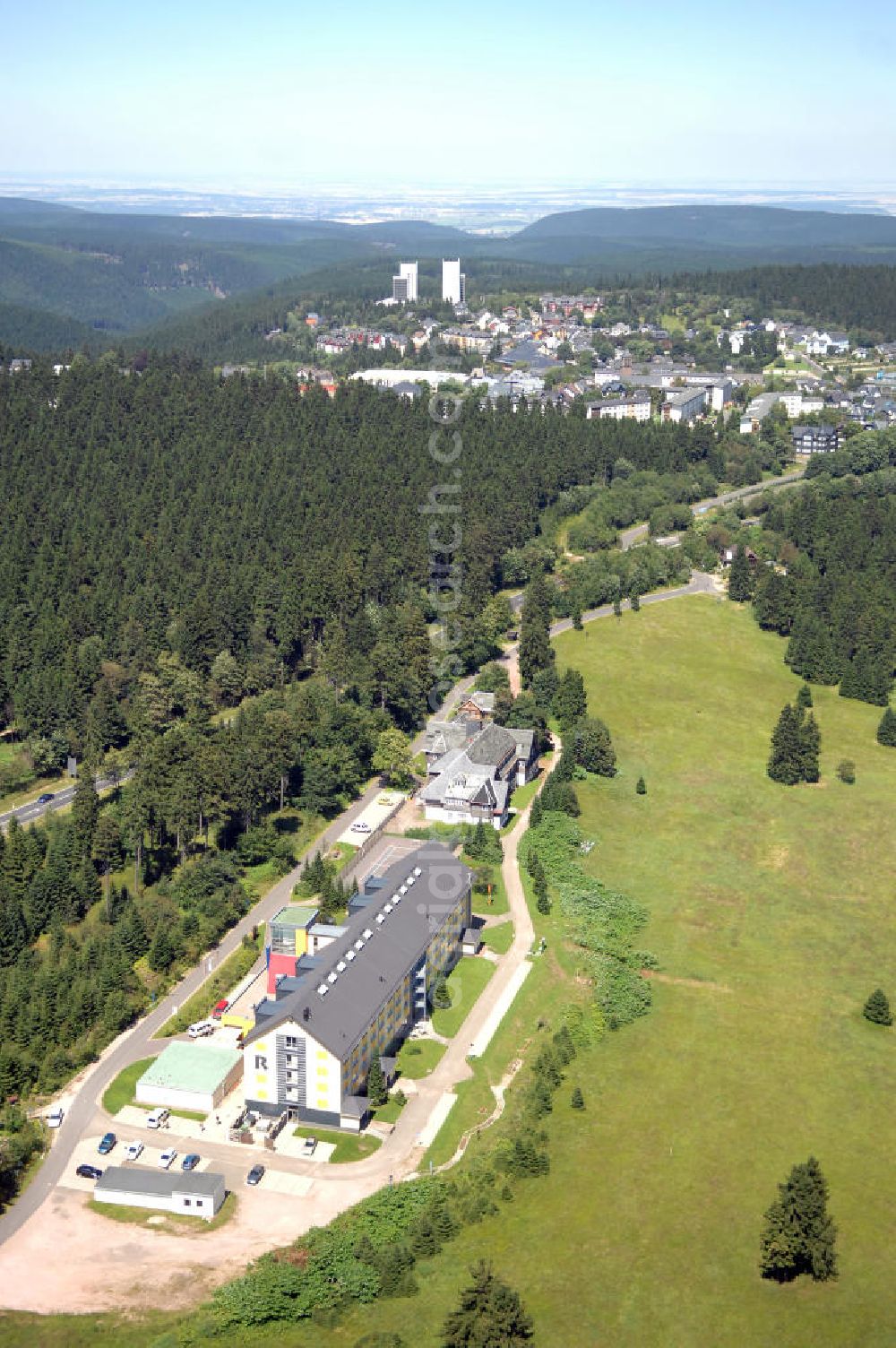 Aerial image Oberhof - Blick auf das Ferienzentrum Oberhof / Rennsteig, ein Haus der AWO Sano Thüringen gGmbH. Das Haus besitzt 66 Zimmer sowie Tagungs- und Veranstaltungsräume. Es ist ca. 10 km von Oberhof entfernt und liegt am Waldrand des Rennsteiggebietes. Oberhof ist als deutsches Wintersportzentrum bekannt. Besonders populär sind hier die Sportarten Biathlon, Rennrodeln bzw. Bobsport, Skilanglauf und die Nordische Kombination. Die Stadt lebt vom Tourismus. Kontakt AWO SANO Ferienzentrum Oberhof / Rennsteig: info@awosano.de