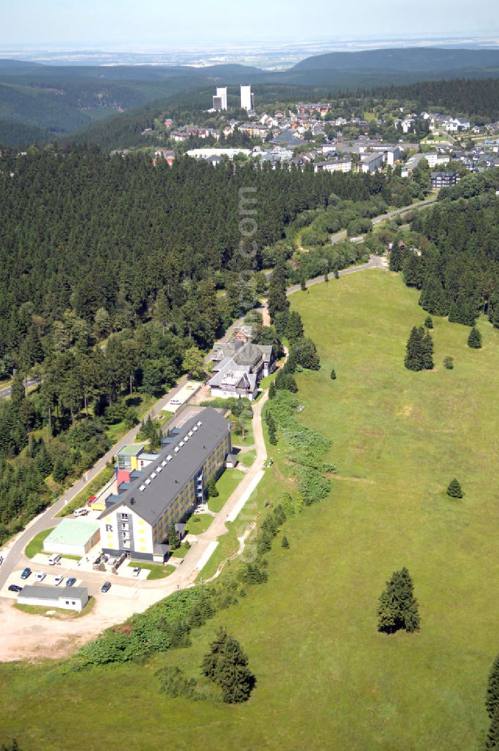 Aerial photograph Oberhof - Blick auf das Ferienzentrum Oberhof / Rennsteig, ein Haus der AWO Sano Thüringen gGmbH. Das Haus besitzt 66 Zimmer sowie Tagungs- und Veranstaltungsräume. Es ist ca. 10 km von Oberhof entfernt und liegt am Waldrand des Rennsteiggebietes. Oberhof ist als deutsches Wintersportzentrum bekannt. Besonders populär sind hier die Sportarten Biathlon, Rennrodeln bzw. Bobsport, Skilanglauf und die Nordische Kombination. Die Stadt lebt vom Tourismus. Kontakt AWO SANO Ferienzentrum Oberhof / Rennsteig: info@awosano.de