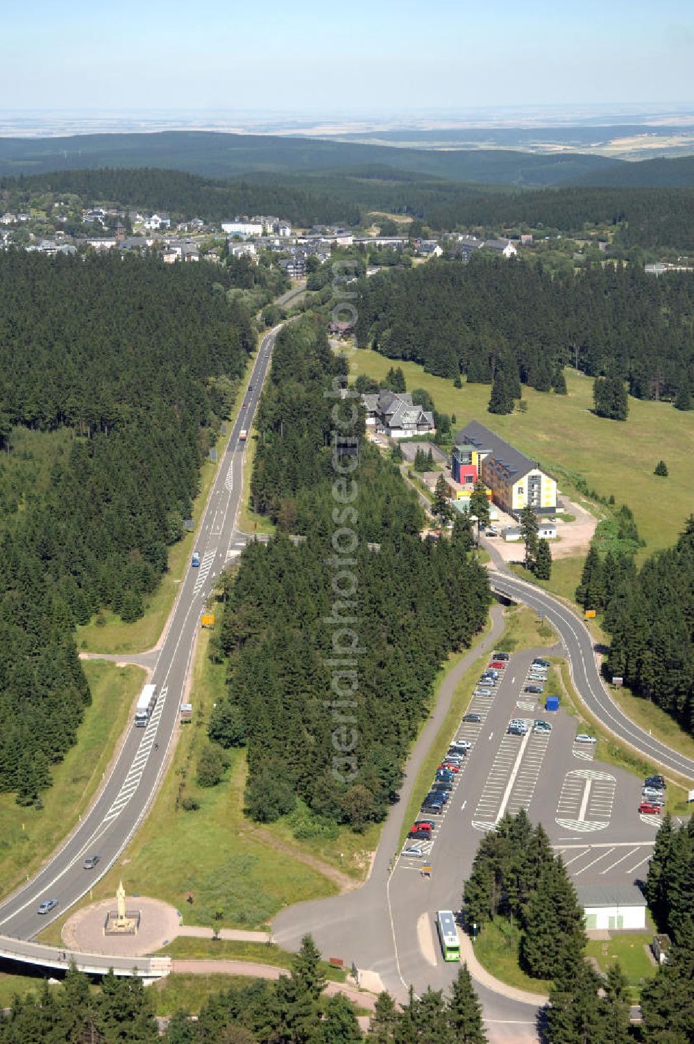 Oberhof from above - Blick auf das Ferienzentrum Oberhof / Rennsteig, ein Haus der AWO Sano Thüringen gGmbH. Das Haus besitzt 66 Zimmer sowie Tagungs- und Veranstaltungsräume. Es ist ca. 10 km von Oberhof entfernt und liegt am Waldrand des Rennsteiggebietes. Oberhof ist als deutsches Wintersportzentrum bekannt. Besonders populär sind hier die Sportarten Biathlon, Rennrodeln bzw. Bobsport, Skilanglauf und die Nordische Kombination. Die Stadt lebt vom Tourismus. Kontakt AWO SANO Ferienzentrum Oberhof / Rennsteig: info@awosano.de