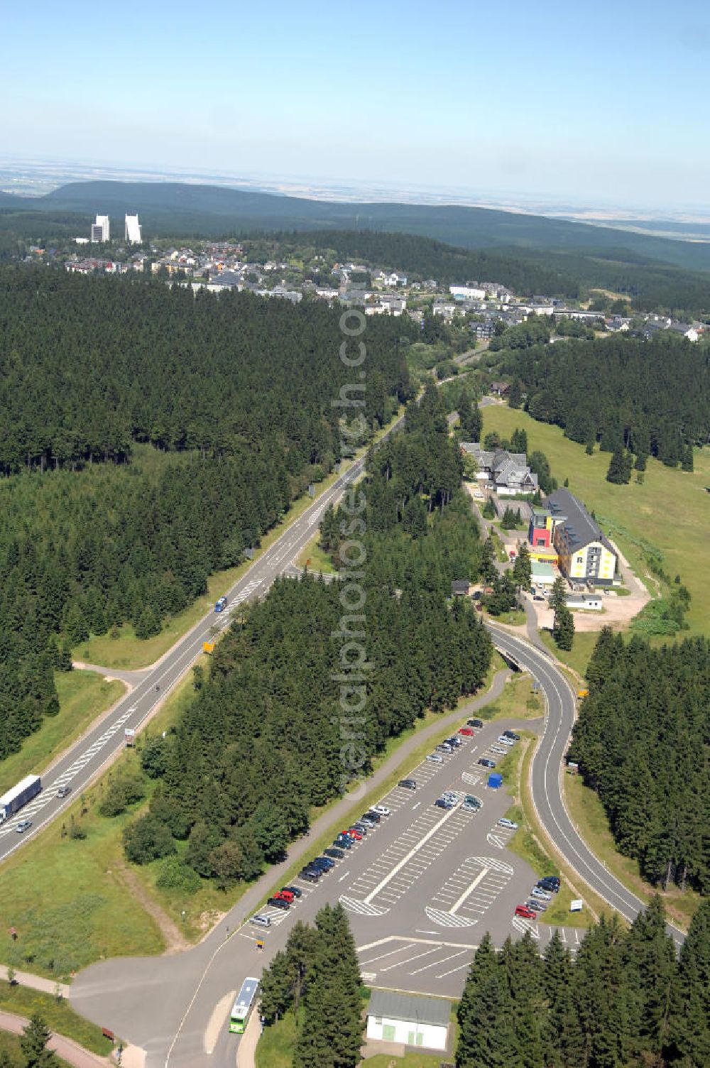 Oberhof from the bird's eye view: Blick auf das Ferienzentrum Oberhof / Rennsteig, ein Haus der AWO Sano Thüringen gGmbH. Das Haus besitzt 66 Zimmer sowie Tagungs- und Veranstaltungsräume. Es ist ca. 10 km von Oberhof entfernt und liegt am Waldrand des Rennsteiggebietes. Oberhof ist als deutsches Wintersportzentrum bekannt. Besonders populär sind hier die Sportarten Biathlon, Rennrodeln bzw. Bobsport, Skilanglauf und die Nordische Kombination. Die Stadt lebt vom Tourismus. Kontakt AWO SANO Ferienzentrum Oberhof / Rennsteig: info@awosano.de