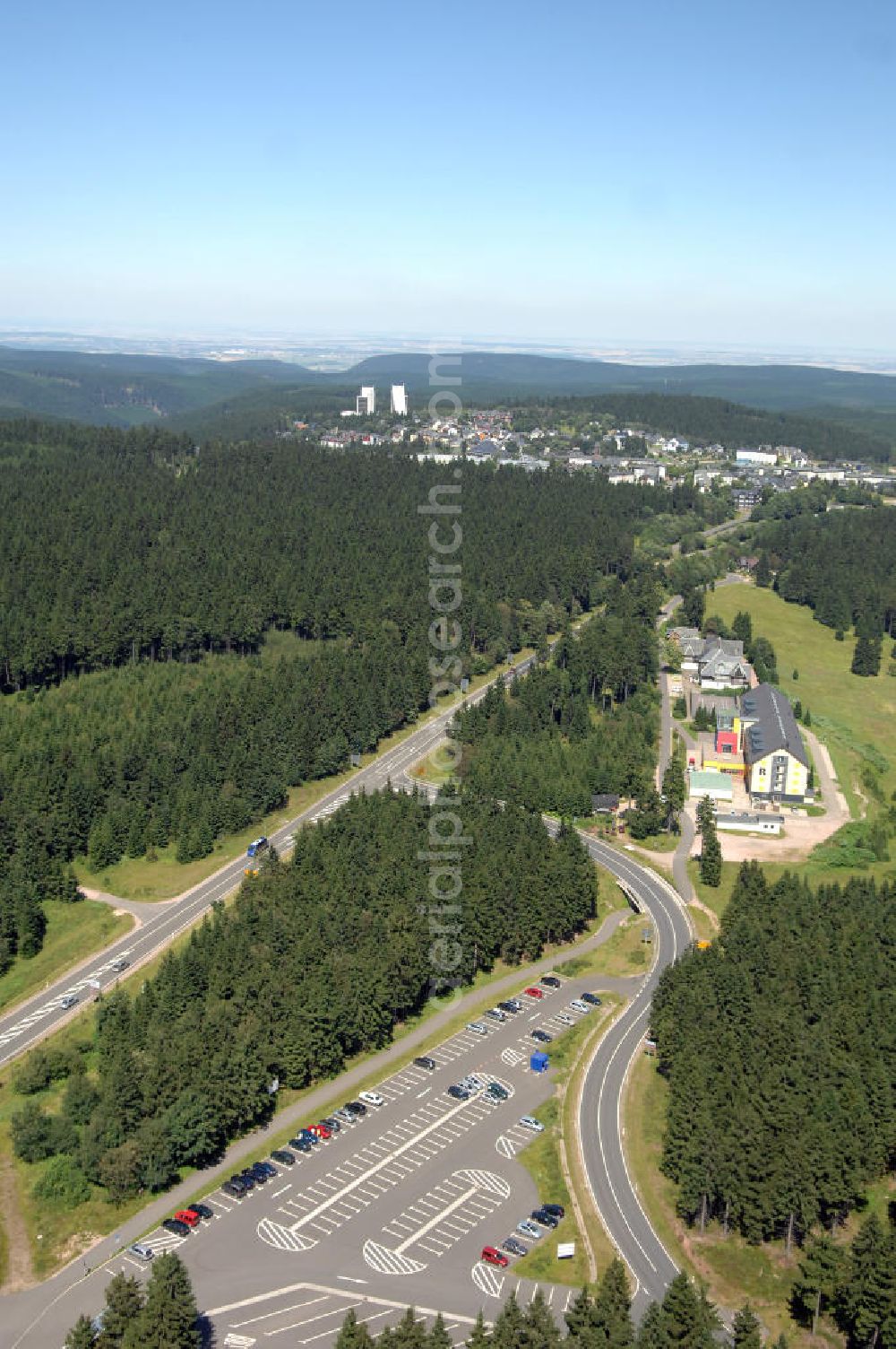 Aerial image Oberhof - Blick auf das Ferienzentrum Oberhof / Rennsteig, ein Haus der AWO Sano Thüringen gGmbH. Das Haus besitzt 66 Zimmer sowie Tagungs- und Veranstaltungsräume. Es ist ca. 10 km von Oberhof entfernt und liegt am Waldrand des Rennsteiggebietes. Oberhof ist als deutsches Wintersportzentrum bekannt. Besonders populär sind hier die Sportarten Biathlon, Rennrodeln bzw. Bobsport, Skilanglauf und die Nordische Kombination. Die Stadt lebt vom Tourismus. Kontakt AWO SANO Ferienzentrum Oberhof / Rennsteig: info@awosano.de