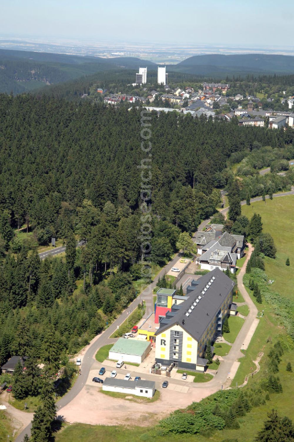 Oberhof from above - Blick auf das Ferienzentrum Oberhof / Rennsteig, ein Haus der AWO Sano Thüringen gGmbH. Das Haus besitzt 66 Zimmer sowie Tagungs- und Veranstaltungsräume. Es ist ca. 10 km von Oberhof entfernt und liegt am Waldrand des Rennsteiggebietes. Oberhof ist als deutsches Wintersportzentrum bekannt. Besonders populär sind hier die Sportarten Biathlon, Rennrodeln bzw. Bobsport, Skilanglauf und die Nordische Kombination. Die Stadt lebt vom Tourismus. Kontakt AWO SANO Ferienzentrum Oberhof / Rennsteig: info@awosano.de