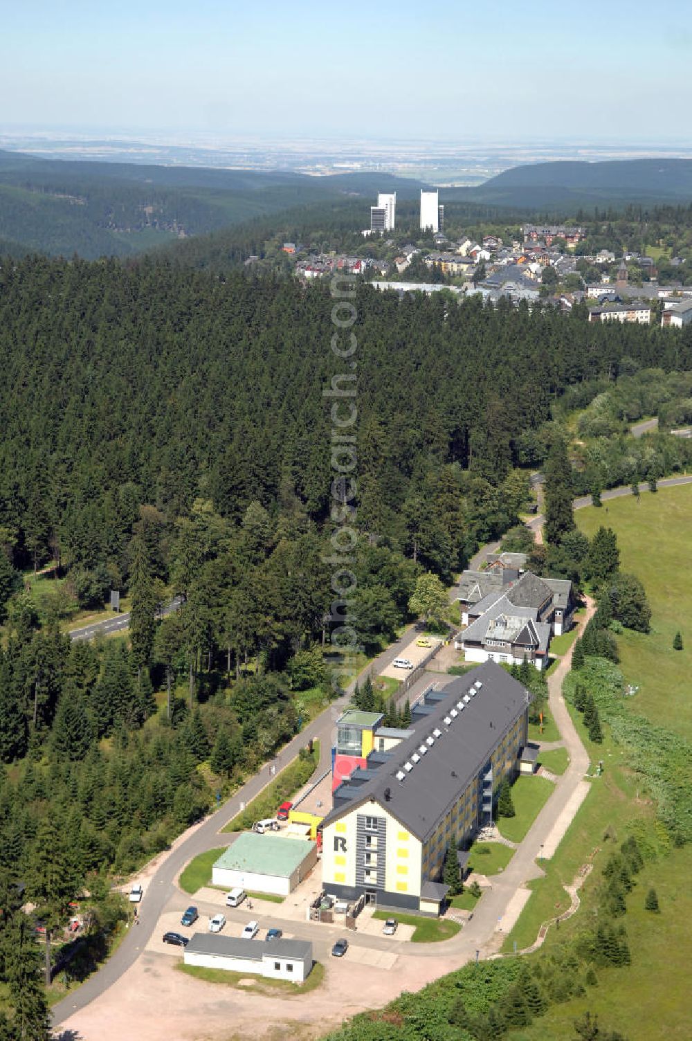 Oberhof from the bird's eye view: Blick auf das Ferienzentrum Oberhof / Rennsteig, ein Haus der AWO Sano Thüringen gGmbH. Das Haus besitzt 66 Zimmer sowie Tagungs- und Veranstaltungsräume. Es ist ca. 10 km von Oberhof entfernt und liegt am Waldrand des Rennsteiggebietes. Oberhof ist als deutsches Wintersportzentrum bekannt. Besonders populär sind hier die Sportarten Biathlon, Rennrodeln bzw. Bobsport, Skilanglauf und die Nordische Kombination. Die Stadt lebt vom Tourismus. Kontakt AWO SANO Ferienzentrum Oberhof / Rennsteig: info@awosano.de