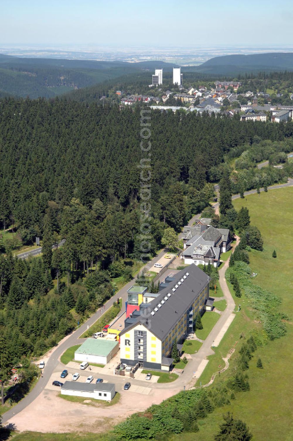 Aerial image Oberhof - Blick auf das Ferienzentrum Oberhof / Rennsteig, ein Haus der AWO Sano Thüringen gGmbH. Das Haus besitzt 66 Zimmer sowie Tagungs- und Veranstaltungsräume. Es ist ca. 10 km von Oberhof entfernt und liegt am Waldrand des Rennsteiggebietes. Oberhof ist als deutsches Wintersportzentrum bekannt. Besonders populär sind hier die Sportarten Biathlon, Rennrodeln bzw. Bobsport, Skilanglauf und die Nordische Kombination. Die Stadt lebt vom Tourismus. Kontakt AWO SANO Ferienzentrum Oberhof / Rennsteig: info@awosano.de