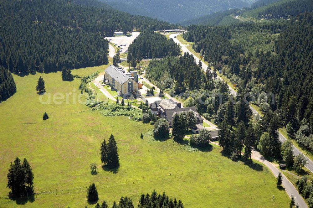 Oberhof from above - Blick auf das Ferienzentrum Oberhof / Rennsteig, ein Haus der AWO Sano Thüringen gGmbH. Das Haus besitzt 66 Zimmer sowie Tagungs- und Veranstaltungsräume. Es ist ca. 10 km von Oberhof entfernt und liegt am Waldrand des Rennsteiggebietes. Oberhof ist als deutsches Wintersportzentrum bekannt. Besonders populär sind hier die Sportarten Biathlon, Rennrodeln bzw. Bobsport, Skilanglauf und die Nordische Kombination. Die Stadt lebt vom Tourismus. Kontakt AWO SANO Ferienzentrum Oberhof / Rennsteig: info@awosano.de