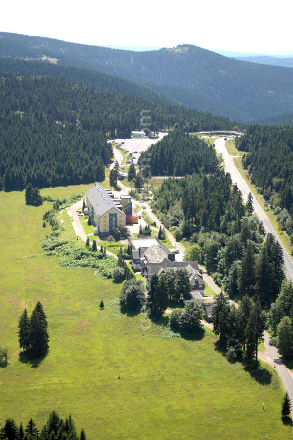 Oberhof from the bird's eye view: Blick auf das Ferienzentrum Oberhof / Rennsteig, ein Haus der AWO Sano Thüringen gGmbH. Das Haus besitzt 66 Zimmer sowie Tagungs- und Veranstaltungsräume. Es ist ca. 10 km von Oberhof entfernt und liegt am Waldrand des Rennsteiggebietes. Oberhof ist als deutsches Wintersportzentrum bekannt. Besonders populär sind hier die Sportarten Biathlon, Rennrodeln bzw. Bobsport, Skilanglauf und die Nordische Kombination. Die Stadt lebt vom Tourismus. Kontakt AWO SANO Ferienzentrum Oberhof / Rennsteig: info@awosano.de