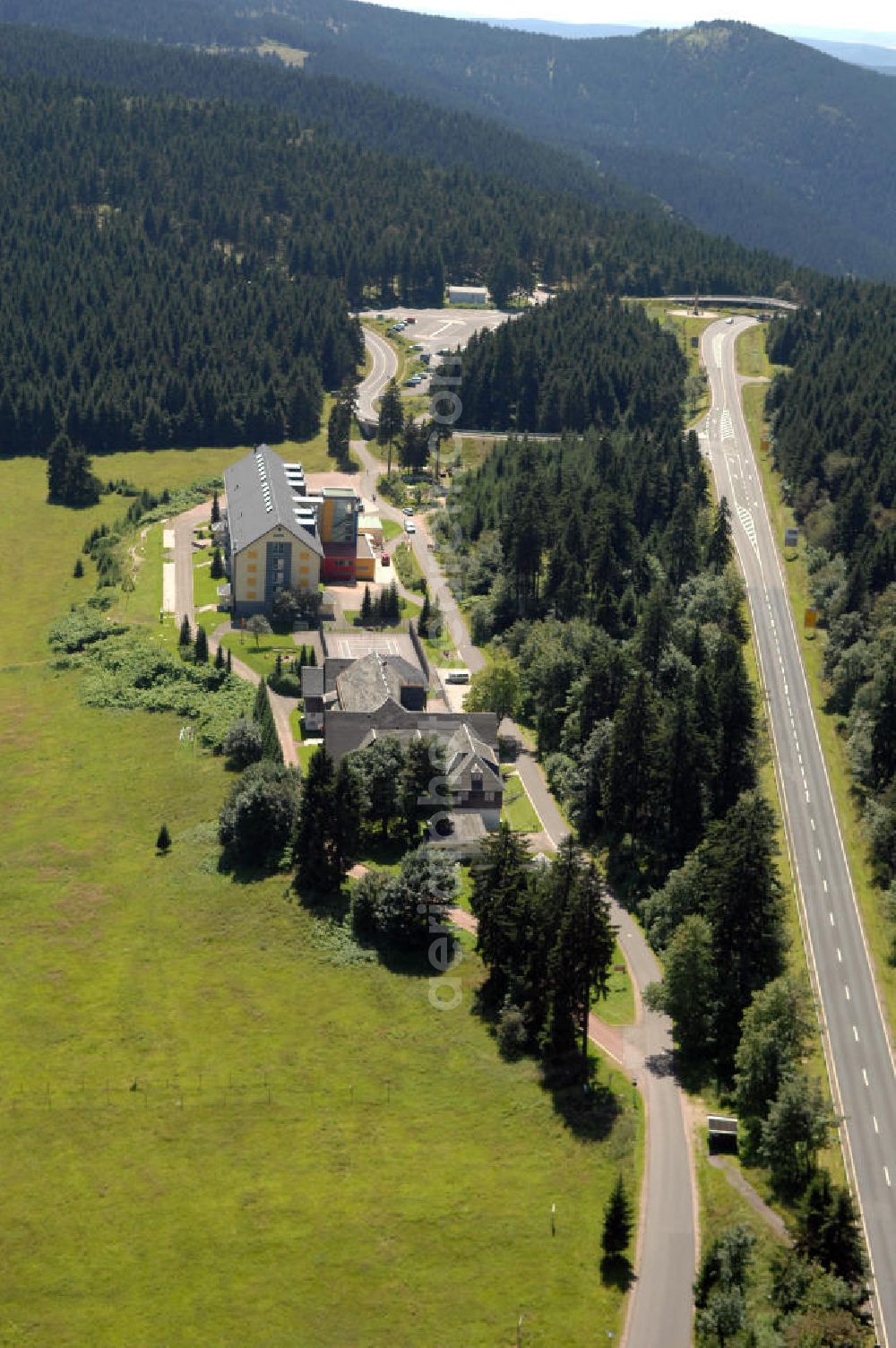 Aerial image Oberhof - Blick auf das Ferienzentrum Oberhof / Rennsteig, ein Haus der AWO Sano Thüringen gGmbH. Das Haus besitzt 66 Zimmer sowie Tagungs- und Veranstaltungsräume. Es ist ca. 10 km von Oberhof entfernt und liegt am Waldrand des Rennsteiggebietes. Oberhof ist als deutsches Wintersportzentrum bekannt. Besonders populär sind hier die Sportarten Biathlon, Rennrodeln bzw. Bobsport, Skilanglauf und die Nordische Kombination. Die Stadt lebt vom Tourismus. Kontakt AWO SANO Ferienzentrum Oberhof / Rennsteig: info@awosano.de