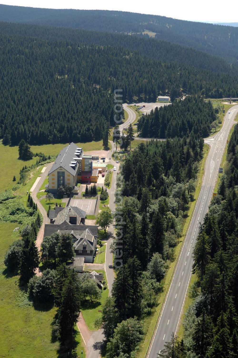 Aerial photograph Oberhof - Blick auf das Ferienzentrum Oberhof / Rennsteig, ein Haus der AWO Sano Thüringen gGmbH. Das Haus besitzt 66 Zimmer sowie Tagungs- und Veranstaltungsräume. Es ist ca. 10 km von Oberhof entfernt und liegt am Waldrand des Rennsteiggebietes. Oberhof ist als deutsches Wintersportzentrum bekannt. Besonders populär sind hier die Sportarten Biathlon, Rennrodeln bzw. Bobsport, Skilanglauf und die Nordische Kombination. Die Stadt lebt vom Tourismus. Kontakt AWO SANO Ferienzentrum Oberhof / Rennsteig: info@awosano.de